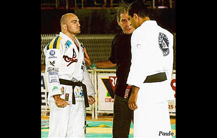 Wallid Ismail với chiếc Gi đính toàn patch của nhà tài trợ. Ông là VĐV Jiu-Jitsu đầu tiên có sống hoàn toàn nhờ vào tiền tài trợ.