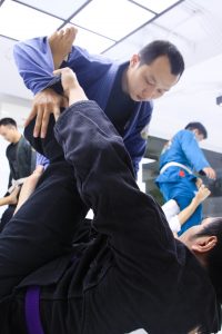 Có rất nhiều loại Open Guard, khi sử dụng Open Guard bạn sẽ thực hiện được nhiều kỹ thuật ở đặng cấp cao hơn