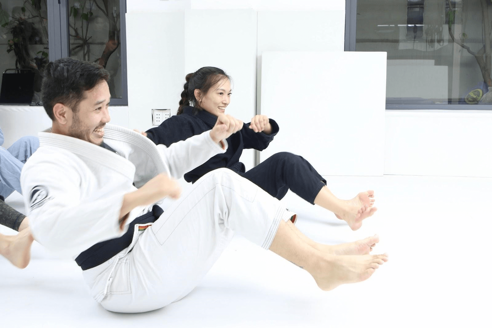 BJJ đòi hỏi bạn sẽ phải phối hợp toàn bộ cơ thể một cách nhịp nhàng và điều này cũng sẽ giúp cân bằng lại sự linh hoạt khi phải ngồi làm việc hàng giờ đồng hồ.